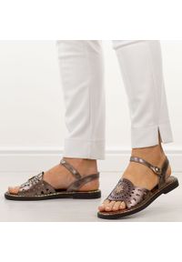 Miedziane ażurowe sandały damskie M.Daszyński 2266-11. Zapięcie: sprzączka. Kolor: brązowy. Materiał: skóra. Wzór: ażurowy. Sezon: lato. Styl: elegancki, klasyczny #1