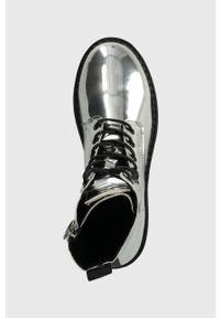 Tommy Jeans botki TJW FLATFORM ZIP UP METALLIC damskie kolor srebrny na platformie EN0EN02403. Zapięcie: sznurówki. Kolor: srebrny. Materiał: guma. Obcas: na platformie #2