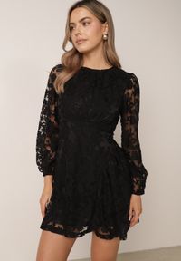Born2be - Czarna Rozkloszowana Sukienka z Transparentnej Tkaniny w Kwiatowy Wzór Metobe. Okazja: na ślub cywilny, na randkę, na wesele. Kolor: czarny. Materiał: tkanina. Wzór: kwiaty. Typ sukienki: proste. Styl: klasyczny #1
