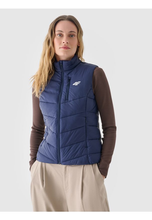 4f - 4F Bezrękawnik puchowy z wypełnieniem syntetycznym damski - granatowy XS. Okazja: na co dzień. Typ kołnierza: kołnierzyk stójkowy. Kolor: niebieski. Materiał: puch, syntetyk. Długość rękawa: bez rękawów. Długość: długie. Wzór: jodełka. Styl: klasyczny, casual, elegancki, sportowy