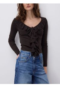 Reserved - Sweter z falbanką - ciemnobrązowy. Kolor: brązowy. Materiał: dzianina, wełna #1