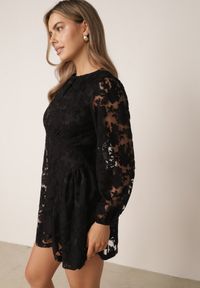 Born2be - Czarna Rozkloszowana Sukienka z Transparentnej Tkaniny w Kwiatowy Wzór Metobe. Okazja: na ślub cywilny, na randkę, na wesele. Kolor: czarny. Materiał: tkanina. Wzór: kwiaty. Typ sukienki: proste. Styl: klasyczny #6