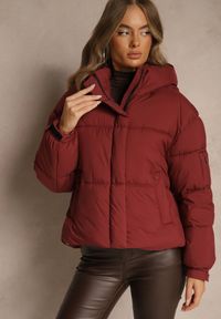 Renee - Bordowa Kurtka Puffer z Pikowaniem Kapturem i Kieszonką przy Rękawie Galeida. Okazja: na co dzień, na spacer. Kolor: czerwony. Materiał: jeans. Długość: krótkie. Styl: casual
