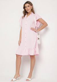 Born2be - Różowa Sukienka Koszulowa z Guzikami i Falbankami Tenalena. Okazja: na co dzień. Typ kołnierza: kołnierz z falbankami. Kolor: różowy. Typ sukienki: koszulowe. Styl: casual, elegancki, sportowy #5
