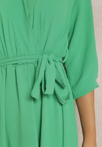 Renee - Zielona Sukienka Canopis. Typ kołnierza: dekolt kopertowy. Kolor: zielony. Materiał: materiał, tkanina. Typ sukienki: kopertowe. Styl: elegancki. Długość: midi #4