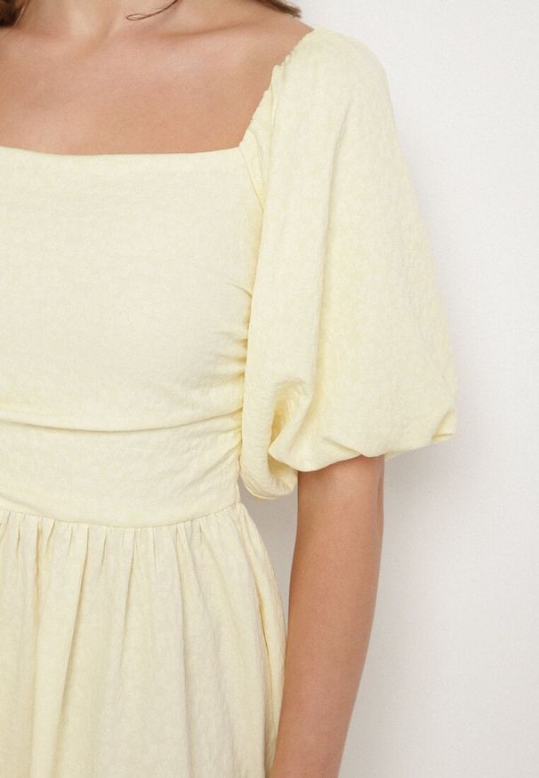 Born2be - Żółta Sukienka o Rozkloszowanym Kroju z Bufiastymi Rękawami Maradora. Okazja: na co dzień. Typ kołnierza: dekolt kwadratowy. Kolor: żółty. Styl: casual