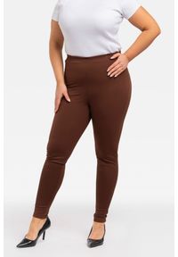 KARKO - Legginsy z ekskluzywanej dzianiny RUMBA brązowe. Okazja: do pracy, na co dzień. Kolekcja: plus size. Kolor: brązowy. Materiał: dzianina. Długość: długie. Styl: casual, klasyczny, elegancki