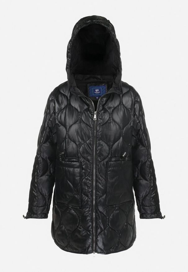 Born2be - Czarna Kurtka z Geometrycznym Pikowaniem i Kapturem Cala. Okazja: na co dzień. Kolor: czarny. Materiał: tkanina. Długość rękawa: długi rękaw. Długość: długie. Wzór: geometria. Styl: casual