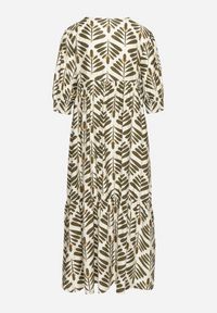 Born2be - Zielona Rozkloszowana Sukienka z Wiskozą z Motywem Roślinnym Loredia. Okazja: na co dzień. Typ kołnierza: dekolt w kształcie V. Kolor: zielony. Materiał: wiskoza. Długość rękawa: krótki rękaw. Wzór: aplikacja. Styl: elegancki, casual #6