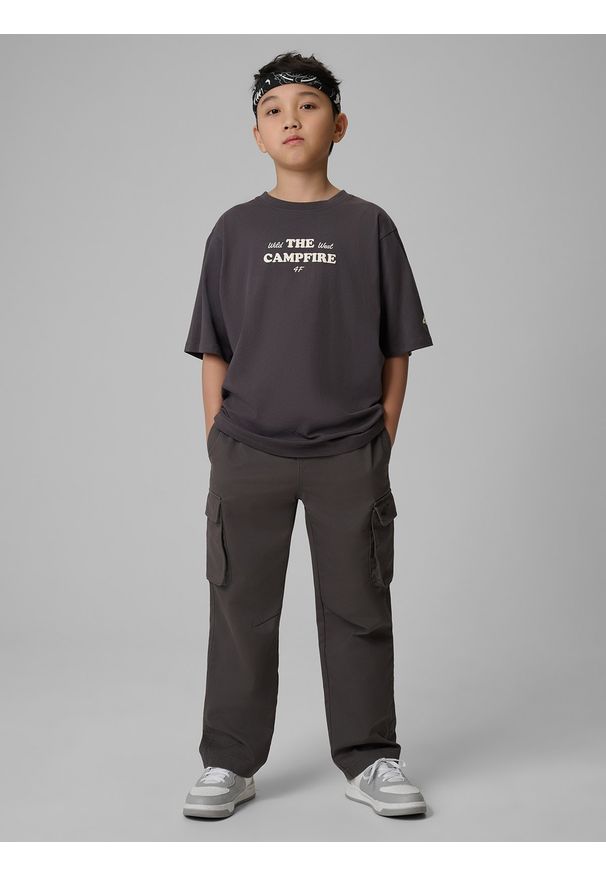 4f - 4F T-shirt loose z nadrukiem chłopięcy - szary 128 (7-8 lat). Okazja: na co dzień, na uczelnię. Kolor: szary. Materiał: dzianina, bawełna, materiał. Wzór: nadruk. Sezon: lato. Styl: casual, klasyczny
