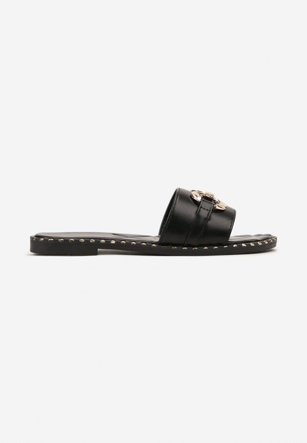 Renee - Czarne Klapki z Ozdobnymi Metalicznymi Wstawkami na Pasku Axepia. Nosek buta: otwarty. Kolor: czarny. Materiał: jeans, materiał. Sezon: lato. Obcas: na obcasie. Styl: elegancki. Wysokość obcasa: niski