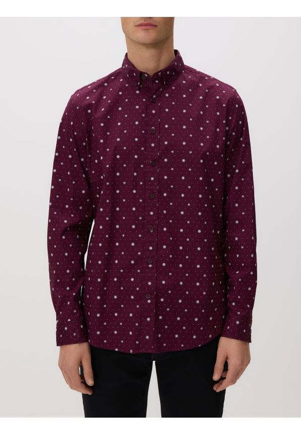 Reserved - Koszula slim fit w świąteczny wzór - bordowy. Kolor: czerwony. Materiał: tkanina, bawełna. Styl: wizytowy