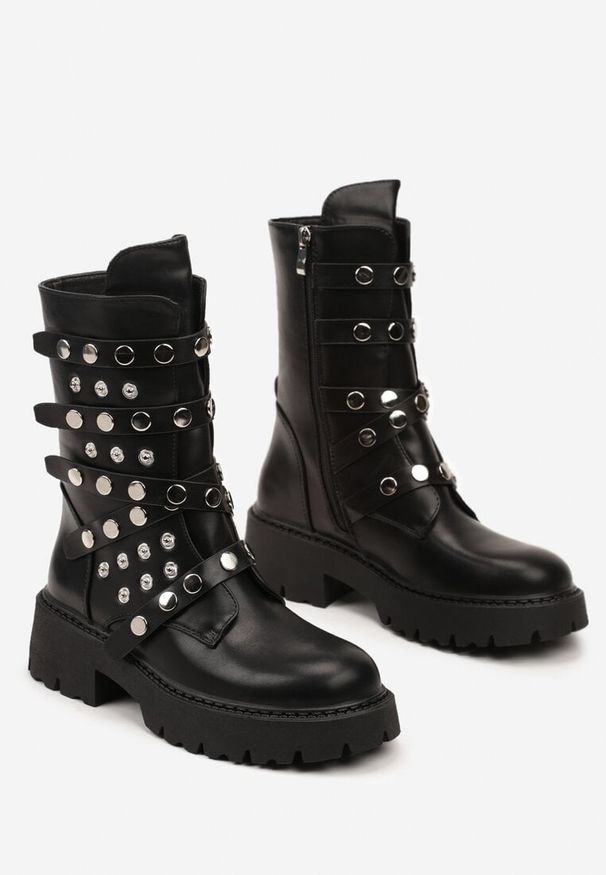 Born2be - Czarne Botki Workery na Płaskiej Podeszwie z Nitami i Paskami Zerista. Okazja: na co dzień. Zapięcie: pasek. Kolor: czarny. Materiał: jeans, skóra. Obcas: na płaskiej podeszwie. Styl: rockowy, elegancki, casual