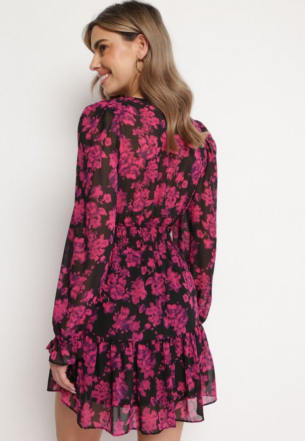 Born2be - Różowa Rozkloszowana Mini Sukienka w Kwiaty Ozdobiona Falbankami Jumiza. Typ kołnierza: kołnierz z falbankami. Kolor: różowy. Wzór: aplikacja, kwiaty. Długość: mini