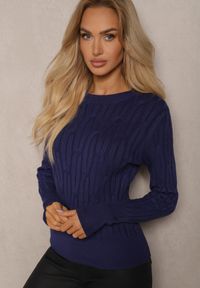 Renee - Granatowy Sweter z Wiskozą i Ozdobnym Splotem Saviana. Okazja: na co dzień. Kolor: niebieski. Materiał: wiskoza. Długość rękawa: długi rękaw. Długość: długie. Wzór: ze splotem. Styl: elegancki, casual