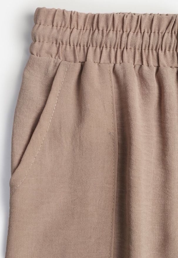 Renee - Ciemnobeżowe Szerokie Spodnie z Wiskozą z Gumką w Pasie Lealirre. Okazja: na co dzień. Kolor: beżowy. Materiał: wiskoza. Wzór: gładki. Styl: casual