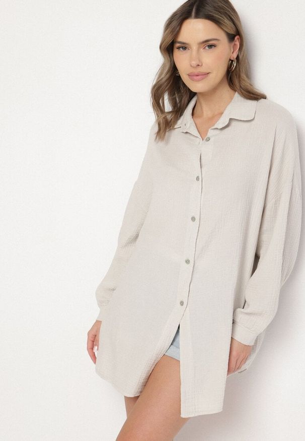 Born2be - Jasnobeżowa Bawełniana Koszula Muślinowa Atelora. Typ kołnierza: kołnierzyk klasyczny. Kolor: beżowy. Materiał: bawełna. Długość rękawa: długi rękaw. Długość: długie. Sezon: wiosna, lato. Styl: klasyczny