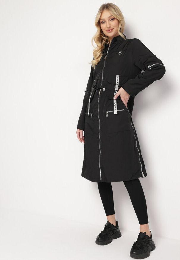 Born2be - Czarny Płaszcz z Regulowaną Długością i Taśmami z Napisem Emmilou. Kolor: czarny. Wzór: napisy. Sezon: wiosna, jesień