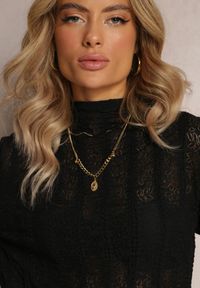 Renee - Czarna Bluzka z Ażurowymi Drobnymi Wycięciami Sophanne. Okazja: na co dzień. Typ kołnierza: kołnierzyk stójkowy. Kolor: czarny. Materiał: jeans, skóra. Długość rękawa: długi rękaw. Długość: długie. Wzór: ażurowy. Styl: klasyczny, casual, elegancki #5