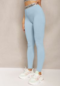 Renee - Jasnoniebieskie Sportowe Legginsy Elastyczne z Ozdobną Szeroką Gumą w Pasie Larnode. Okazja: na co dzień. Kolor: niebieski. Materiał: guma. Styl: sportowy #5