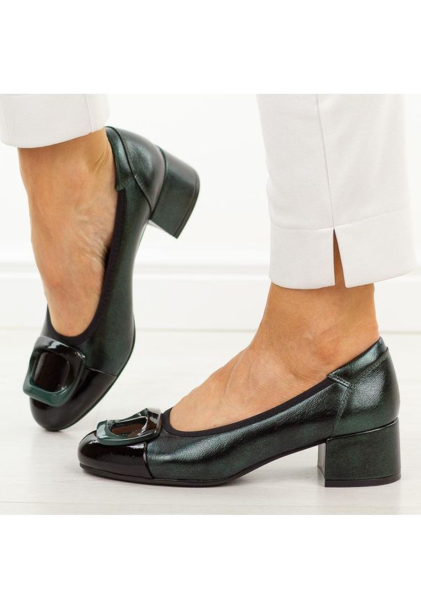 POTOCKI - Zielone czółenka damskie na obcasie Potocki 12807. Okazja: na ślub cywilny, na wesele, na imprezę. Nosek buta: okrągły. Kolor: zielony. Szerokość cholewki: normalna. Wzór: aplikacja. Materiał: skóra. Sezon: wiosna, jesień, lato. Obcas: na obcasie. Styl: elegancki, klasyczny, wizytowy. Wysokość obcasa: niski