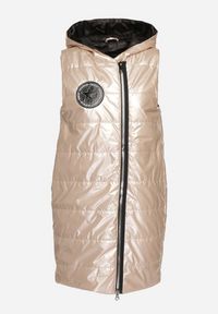 Born2be - Jasnobeżowa Pikowana Długa Kamizelka z Kapturem Ozdobiona Naszywką Mevaya. Okazja: na co dzień. Typ kołnierza: kaptur. Kolor: beżowy. Materiał: jeans. Długość: długie. Wzór: aplikacja. Styl: casual #4