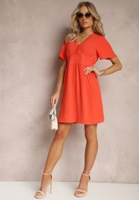 Renee - Pomarańczowa Sukienka Mini z Gumkami w Pasie i Koronkowym Dekoltem Azriele. Kolor: pomarańczowy. Materiał: koronka. Styl: boho. Długość: mini #4