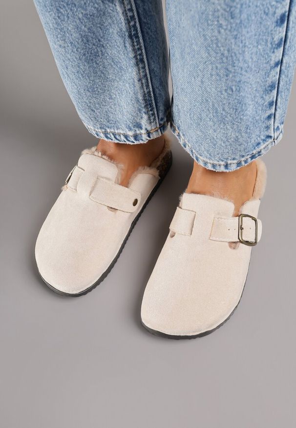 Born2be - Beżowe Kapcie Chodaki na Korkowej Podeszwie z Paskiem i Klamrą Aponella. Okazja: do domu. Zapięcie: klamry. Kolor: beżowy. Materiał: jeans