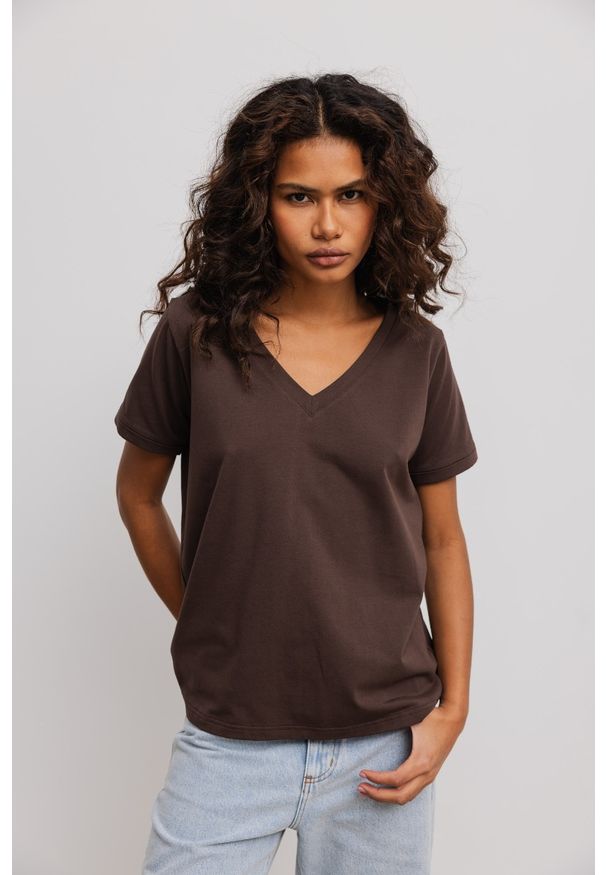 Marsala - T shirt z dekoltem w kształcie V w kolorze BROWN- V NECK. Typ kołnierza: dekolt w kształcie V. Materiał: dzianina, bawełna, elastan. Wzór: gładki. Styl: elegancki