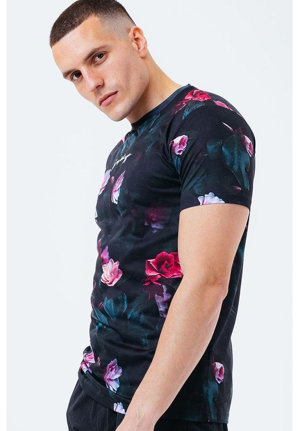 Hype T-shirt ROSE CASTLE męski kolor czarny wzorzysty. Kolor: czarny. Materiał: dzianina