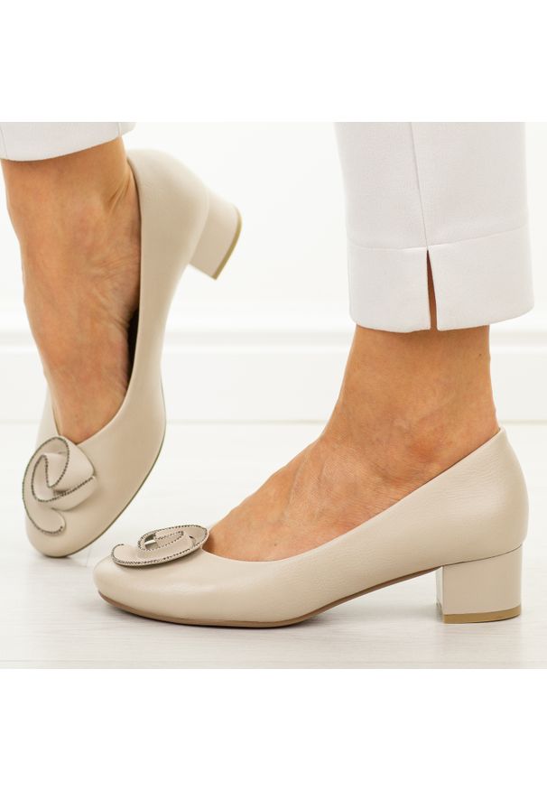 POTOCKI - Beżowe czółenka damskie na obcasie Potocki 12769. Okazja: na co dzień, do pracy. Nosek buta: okrągły. Kolor: beżowy. Szerokość cholewki: normalna. Materiał: skóra. Sezon: wiosna, lato, jesień. Obcas: na obcasie. Styl: casual, klasyczny, elegancki. Wysokość obcasa: średni