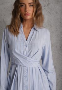 Renee - Niebieska Wiskozowa Sukienka o Koszulowym Kroju z Marszczoną Talią Abilera. Okazja: na co dzień. Kolor: niebieski. Materiał: wiskoza. Wzór: paski. Typ sukienki: koszulowe. Styl: casual, elegancki, klasyczny #3