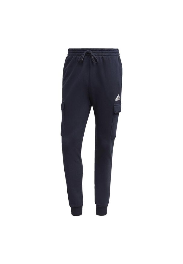 Adidas - Spodnie dresowe męskie adidas Essentials Fleece Regular Tapered Cargo. Kolor: biały, wielokolorowy, niebieski. Materiał: dresówka