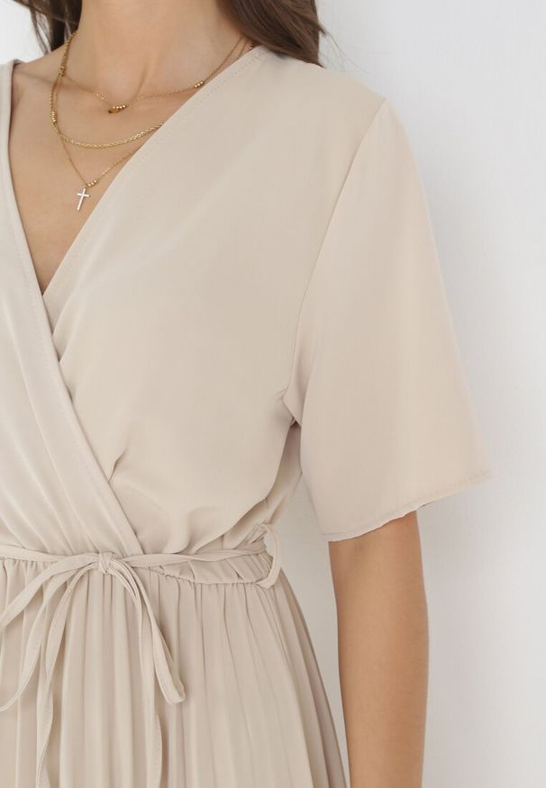 Born2be - Beżowa Sukienka Plisowana Maxi z Wiązanym Paskiem Dianiza. Kolor: beżowy. Materiał: materiał. Długość: maxi