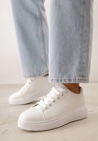 Born2be - Białe Sznurowane Sneakersy o Klasycznym Fasonie na Grubej Podeszwie Cataria. Okazja: na co dzień, na spotkanie biznesowe. Zapięcie: sznurówki. Kolor: biały. Materiał: jeans, bawełna #1
