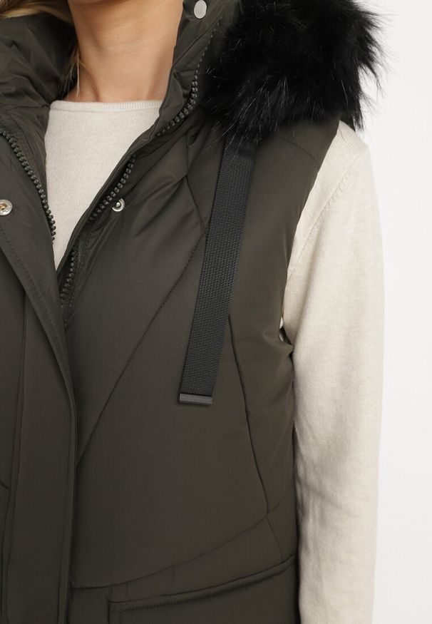 Born2be - Ciemnozielona Długa Pikowana Kamizelka z Kapturem i Futerkiem Zapinana na Napy Avarienne. Okazja: na co dzień. Typ kołnierza: kaptur. Kolor: zielony. Materiał: futro. Długość rękawa: długi rękaw. Długość: długie. Sezon: zima, jesień. Styl: klasyczny, casual, elegancki
