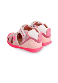 Biomecanics sandały dziecięce kolor różowy. Nosek buta: okrągły. Zapięcie: rzepy. Kolor: różowy. Materiał: skóra, guma, materiał. Wzór: gładki