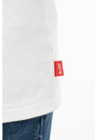 Levi's® - Levi's T-shirt dziecięcy kolor biały. Okazja: na spotkanie biznesowe, na co dzień. Kolor: biały. Materiał: dzianina. Długość rękawa: krótki rękaw. Długość: krótkie. Wzór: nadruk. Styl: biznesowy, casual #5