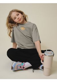 4f - 4F T-shirt loose z nadrukiem dziewczęcy - beżowy 158/164 (12-14 lat). Okazja: na co dzień. Kolor: beżowy. Materiał: dzianina, bawełna. Wzór: nadruk. Sezon: lato. Styl: casual #1