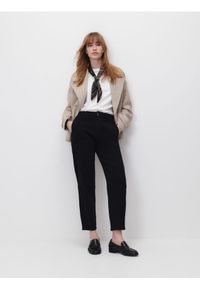 Reserved - Jeansy chino - czarny. Kolor: czarny