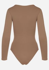 Born2be - Brązowe Dopasowane Body w Klasycznym Stylu Enatila. Okazja: na co dzień. Kolor: brązowy. Styl: klasyczny