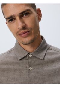 Reserved - Koszula regular z bawełny egipskiej - brązowy. Kolor: brązowy. Materiał: bawełna