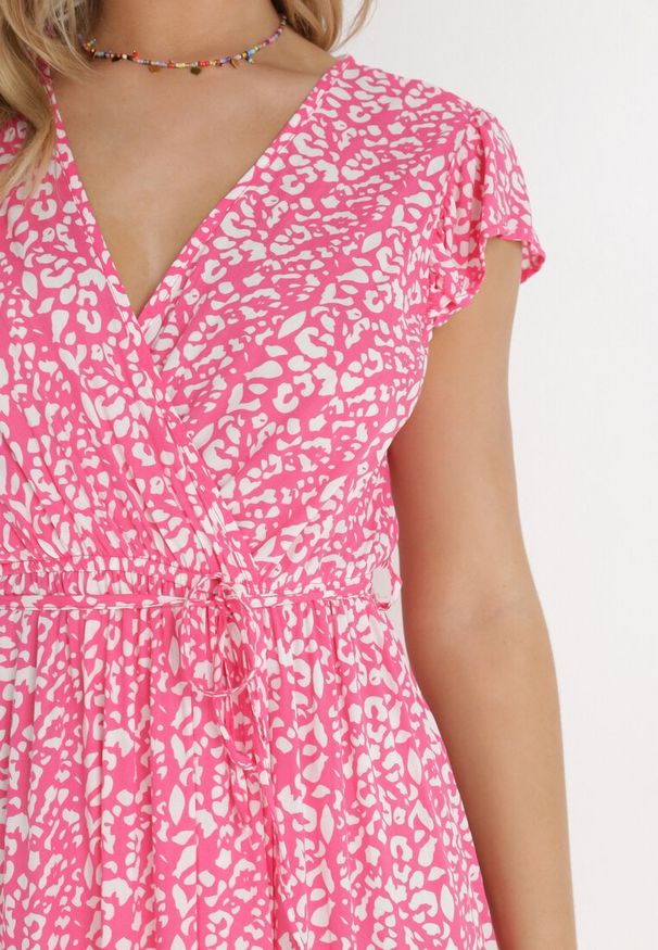 Born2be - Różowa Sukienka z Wiskozy Kephestra. Okazja: na co dzień. Typ kołnierza: dekolt w kształcie V. Kolor: różowy. Wzór: aplikacja. Typ sukienki: kopertowe, proste. Materiał: wiskoza. Długość rękawa: krótki rękaw. Styl: wizytowy, casual. Długość: maxi