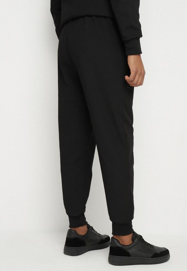 Born2be - Czarne Spodnie Dresowe Typu Jogger z Kieszeniami Zdobione Nadrukami Mepessa. Okazja: na co dzień. Kolor: czarny. Materiał: dresówka. Wzór: aplikacja, nadruk. Styl: casual