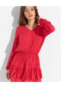 JUST PAUL - Czerwona sukienka mini z falbanami Miami. Kolor: czerwony. Materiał: wiskoza. Długość rękawa: długi rękaw. Wzór: geometria, nadruk. Długość: mini #4