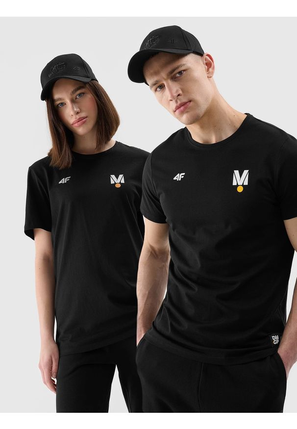 4f - 4F T-shirt regular z nadrukiem uniseks 4F x Drift Masters - czarny 3XL. Okazja: na co dzień. Kolor: czarny. Materiał: bawełna, dzianina, jersey. Wzór: nadruk. Styl: klasyczny, casual, sportowy