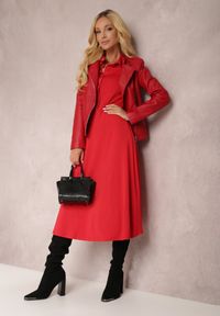 Renee - Czerwona Sukienka Eidilea. Kolor: czerwony. Długość rękawa: długi rękaw. Typ sukienki: koszulowe, dopasowane. Styl: retro. Długość: midi