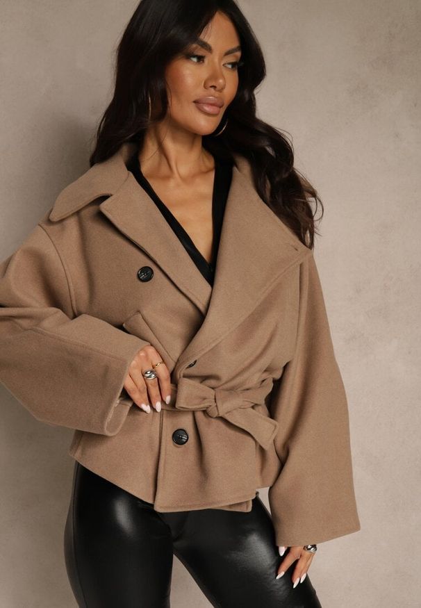 Renee - Beżowy Pudełkowy Krótki Płaszcz z Wiskozą z Wiązanym Paskiem i Kołnierzykiem Tusainea. Kolor: beżowy. Materiał: wiskoza. Długość: krótkie