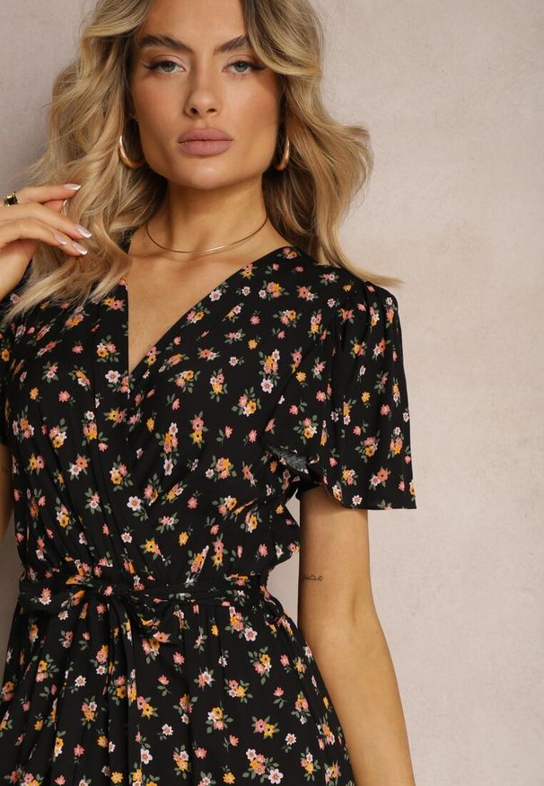 Renee - Czarno-Różowa Sukienka z Wiskozy z Dekoltem w Serek z Gumką w Pasie i Materiałowym Paskiem Ganeslla. Okazja: na spacer, na randkę. Typ kołnierza: dekolt w serek. Kolor: czarny. Materiał: wiskoza, materiał. Długość rękawa: krótki rękaw. Wzór: kwiaty