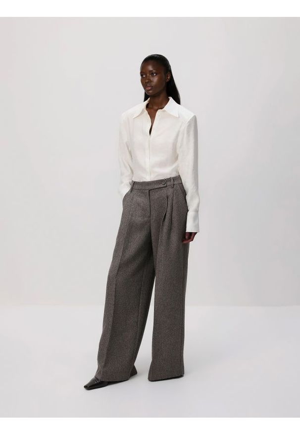 Reserved - Spodnie z zakładkami - brązowy. Kolor: brązowy. Materiał: tkanina